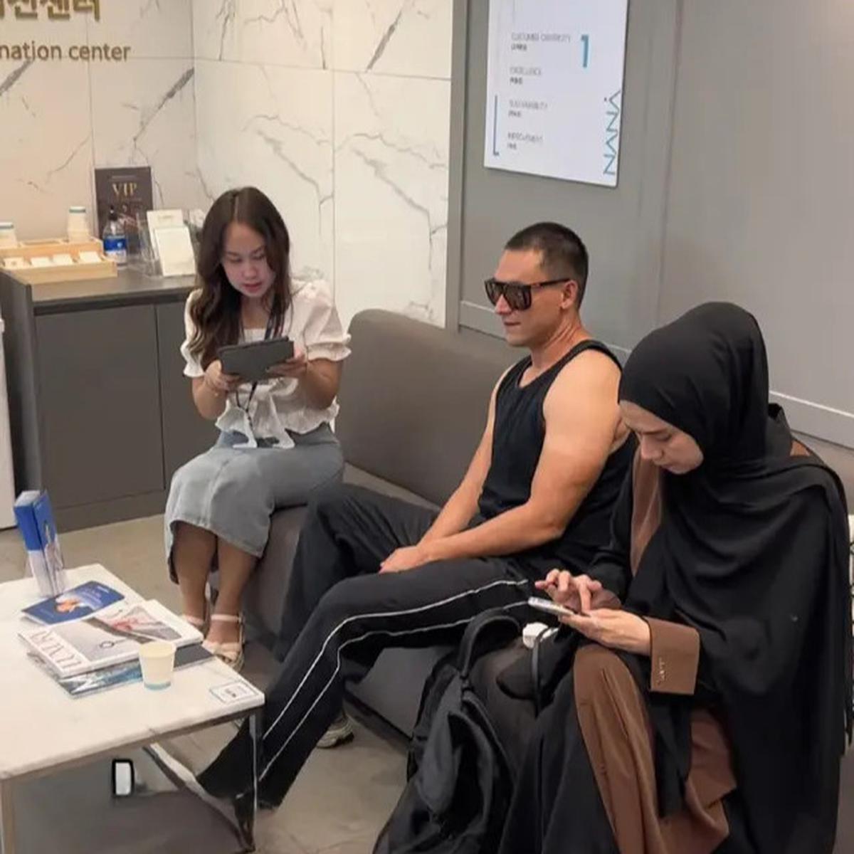 7 Potret Terbaru Indra Bruggman Oplas Wajah di Korea, Pamer Lengan Berotot
