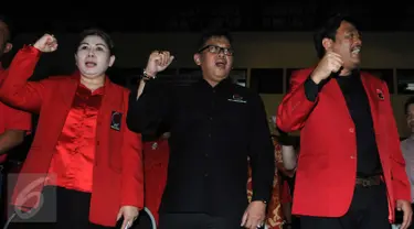 Sekjen PDIP Hasto Kristiyanto (tengah) dan Ketua DPP PDIP bidang Organisasi dan Keanggotaan Djarot Syaiful Hidayat menghadiri pengukuhan pengurus ranting PDIP se Jakarta Barat, Minggu (20/3/2016). (Liputan6.com/Helmi Afandi)