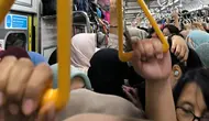 KRL Rute Jakarta Kota-Bogor Gangguan, Penumpang Gerah Tertahan 40 Menit