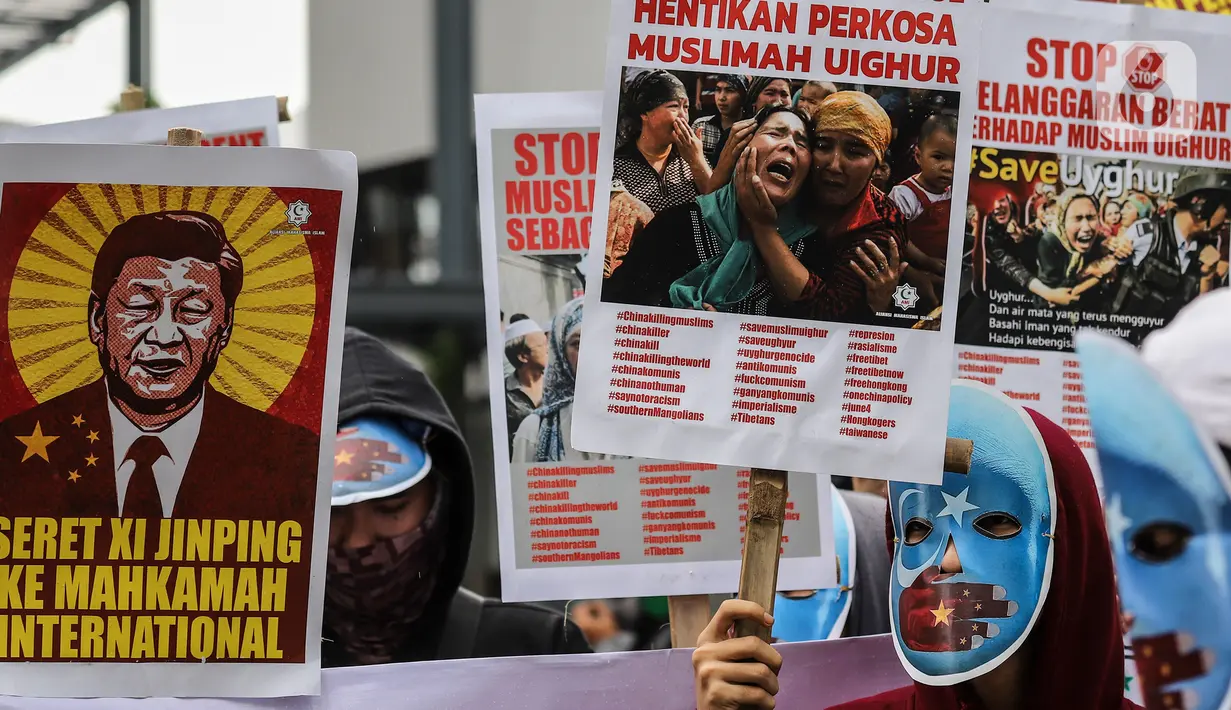 Sejumlah poster dalam aksi demonstrasi di depan Kedutaan Besar (Kedubes) China, Jakarta, Jumat (30/9/2022). Dalam demo tersebut mahasiswa menuntut pemerintah China untuk menghentikan kekerasan terhadap umat muslim di China khususnya di Uighur serta masyarakat Tibet, Mongolia, Hongkong dan Taiwan. (Liputan6.com/Johan Tallo)