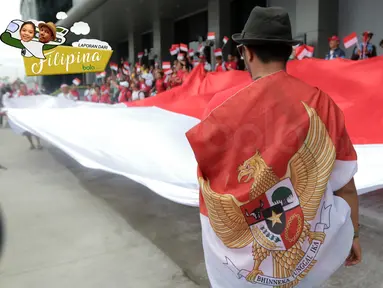 Suporter Indonesia saat mendukung Timnas pada laga AFF Suzuki Cup 2016 di Philippine Sports Stadium, (19/11/2016).  (Bola.com/Nicklas Hanoatubun)
