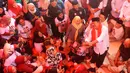Sejumlah warga berebut menghampiri Rano Karno untuk bersalaman atau berfoto bersama. (merdeka.com/Arie Basuki)
