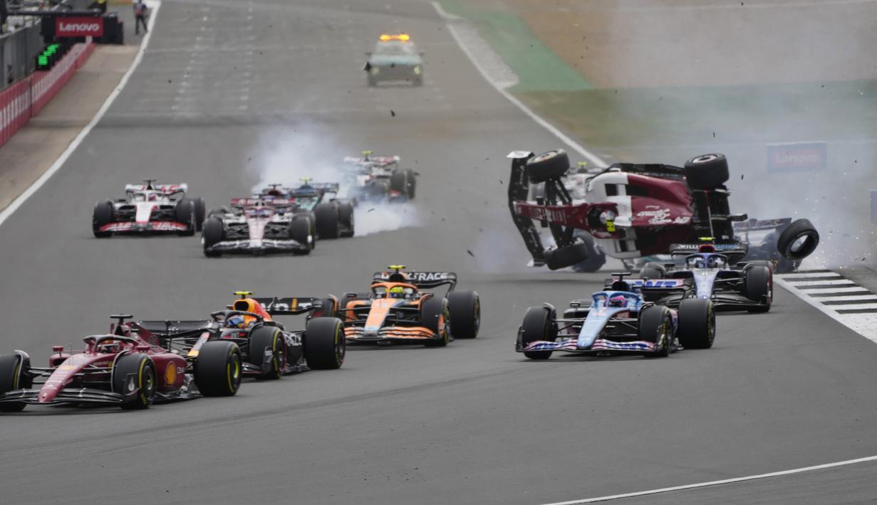 Saat balapan baru dimulai dan bersiap menghadapi tikungan pertama, sejumlah mobil mengalami senggolan dan bertabrakan. (AP/Frank Augstein)