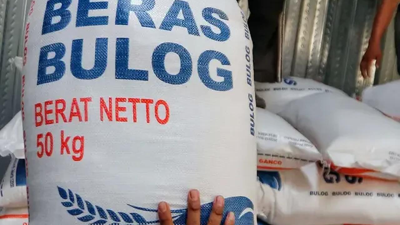 Buwas menuturkan, Bulog akan menyalurkan sekitar 640.000 ton beras yang diberikan kepada 21,37 juta KPM. Masing-masing keluarga akan menerima 10 kg beras setiap bulannya.