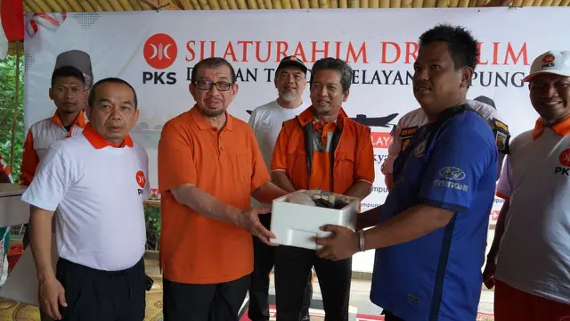 Ketua Majelis Syura PKS Salim Segaf Aljufri menyapa para tokoh nelayan Lampung di Desa Sidodadi, Kabupaten Pesawaran, Provinsi Lampung, Selasa (14/6/2022).