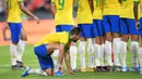 Gelandang Brasil, Arthur berlutut di belakang rekan-rekannya yang membuat pagar hidup untuk menjaga tendangan bebas pemain Korea Selatan dalam laga persahabatan di Mohammed Bin Zayed Stadium, Abu Dhabi, Selasa (19/11/2019). (AFP/Karim Sahib)