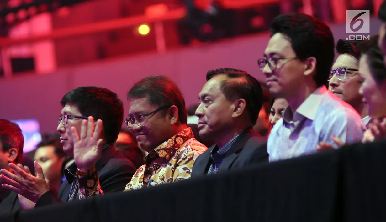 Menkominfo, Rudiantara (kedua kiri) menyampaikan salam saat menghadiri Konser Raya 23 Tahun Indosiar di Jakarta Convention Centre, Kamis (11/1). Konser Raya 23 Tahun Indosiar di meriahkan sederet artis dan penyanyi. (Liputan6.com/Helmi Fithriansyah)