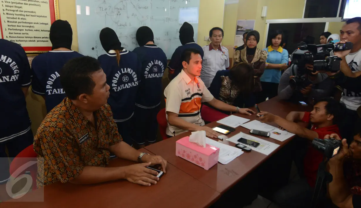 Kasubdit IV Renakta Polda Lampung Ajun Komisaris Besar Ferdyan Indra Fahmi (tengah) memberi keterangan pers, Lampung, (19/2). Polisi juga menangkap 5 muncikari lainnya di tempat terpisah. (Istimewa)