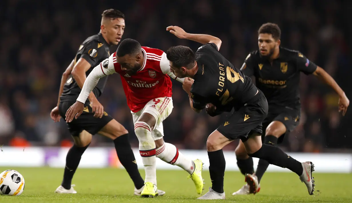 Striker Arsenal, Alexandre Lacazette berusaha melewati tiga pemain Vitoria de Guimaraes pada pertandingan lanjutan Grup F Liga Europa di Stadion Emirates, London (24/10/2019). Arsenal menang tipis atas Vitoria dengan skor 3-2. (AP Photo/Alastair Grant)