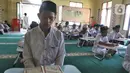 Santri bertadarus dalam rangka mengkhatamkan Qur'an di Masjid Daarul Qu'ran Pesantren Al Kautsar, Cibinong, Bogor, Jawa Barat, Minggu (10/04/2022). Kegiatan Khatam Al-Quran dilakukan rutin di bulan Ramadhan bagi santri yang diantara mengisi waktu menunggu buka puasa. (merdeka.com/Arie Basuki)