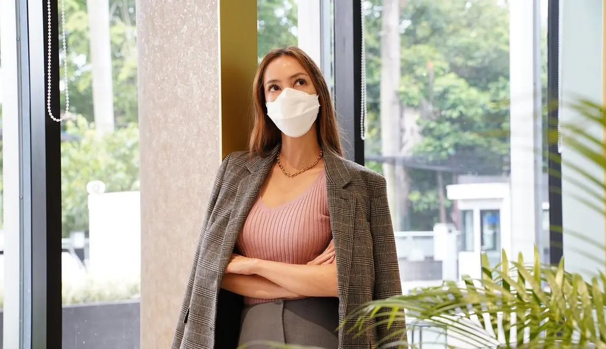 Setelan adalah pilihan paling tepat untuk office look, pilih inner yang disesuaikan dengan cuaca, jadi kita bisa mengenakan atau mencopot blazer dengan nyaman. (Foto: Instagram @cathysharon)