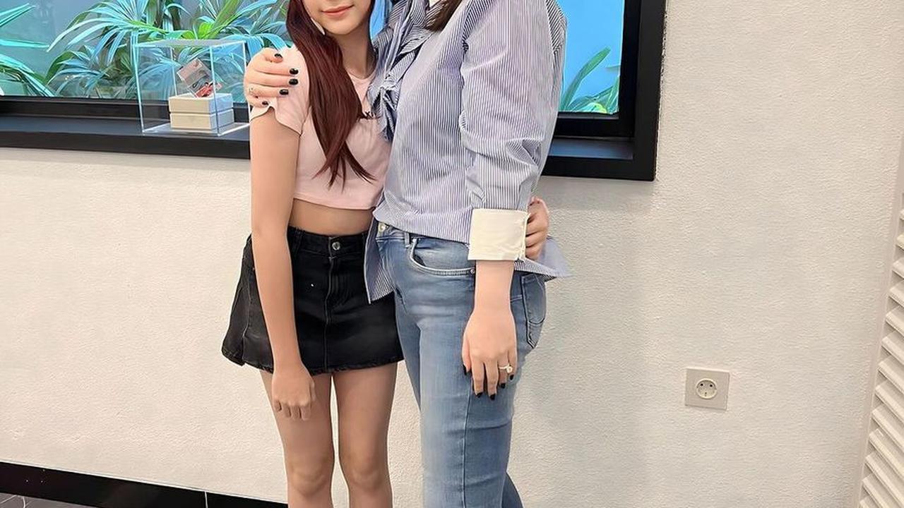 Jennifer juga menuliskan ucapan penuh haru, "I want to thank the universe for blessing me with a daughter as sweet as you," di momen ulang tahun Chantal.<br><br>