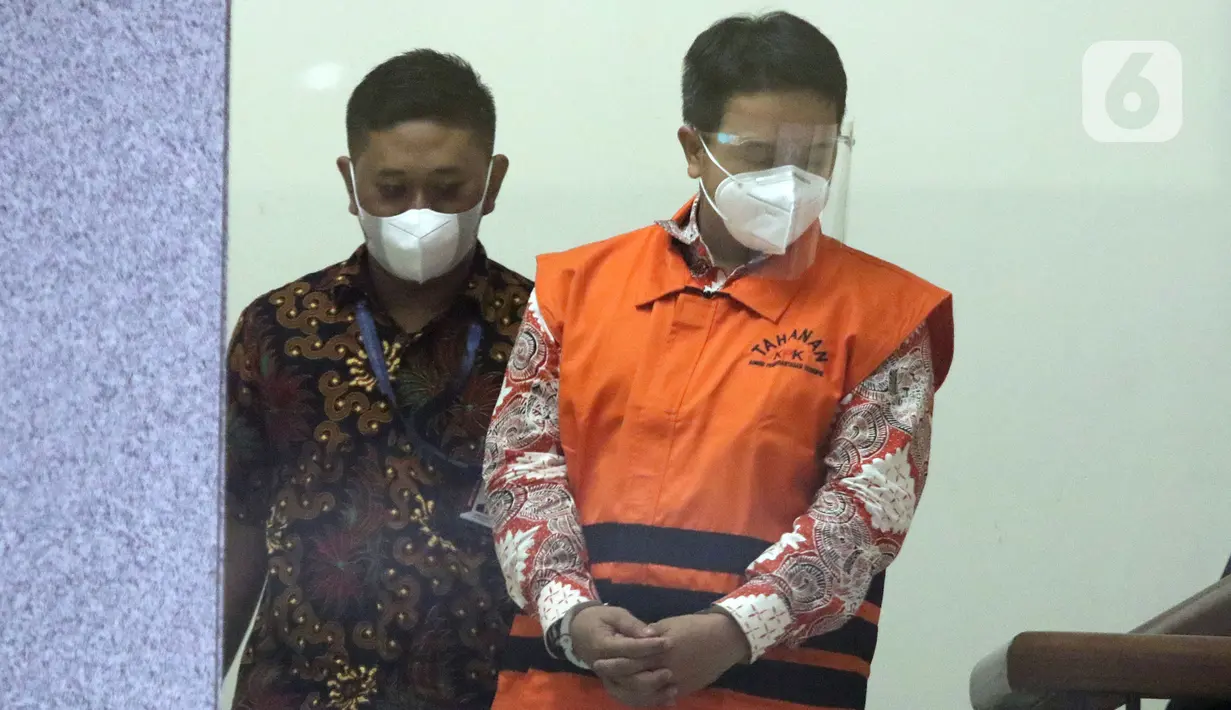 Dirjen Bina Keuangan Daerah Kemendagri periode Juli 2020 s/d November 2021, M Ardian Noervianto (kanan) jelang rilis penahanan di Gedung KPK, Jakarta, Rabu (2/2/2022). M Ardian N merupakan tersangka dugaan suap terkait pengajuan dana PEN untuk Kab Kolaka Timur 2021. (Liputan6.com/Helmi Fithriansyah)