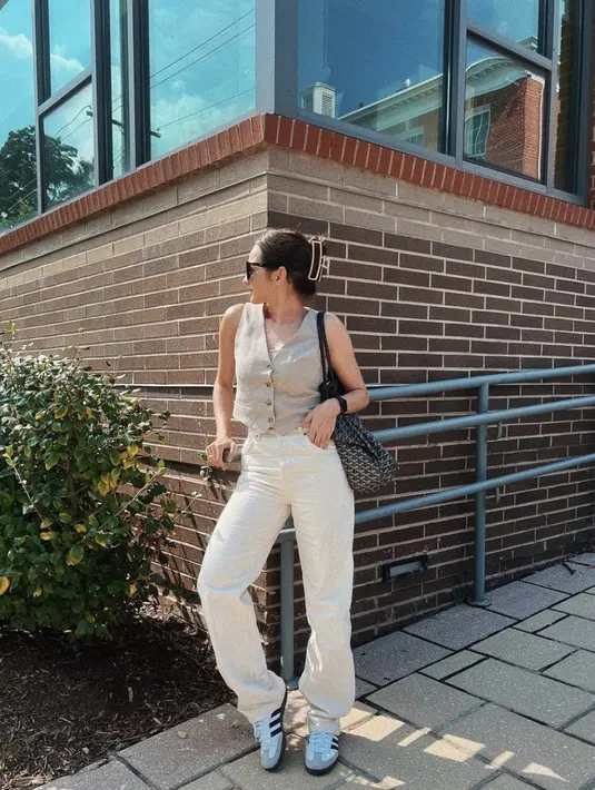 Jepitan rambut yang bold menjadi kunci penyempurna gaya minimalisnya. [Foto: Instagram/ Enzy Storia]