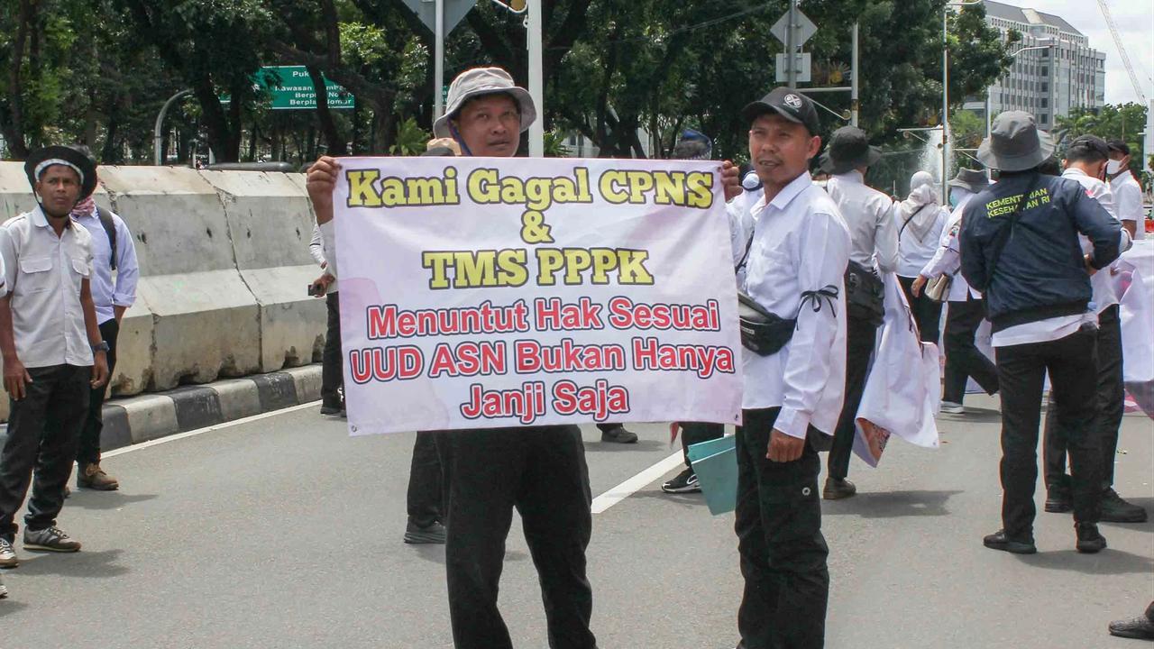 FOTO: Ribuan Honorer Non-Database Geruduk Monas, Tuntut Kepastian Status dan Perlindungan Kerja