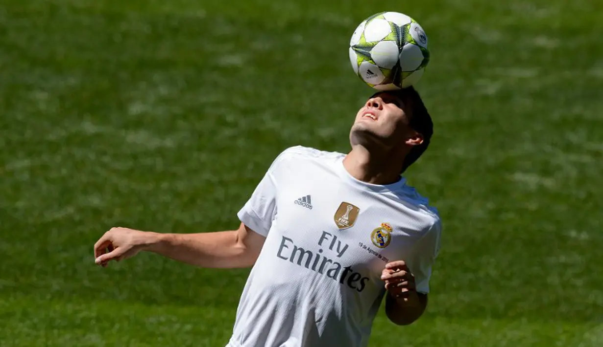 Mateo Kovacic unjuk kebolehan dengan bola saat diperkenalkan sebagai pemain baru Real Madrid di Stadion Santiago Bernabeu. (19/8/2015). (AFP Photo/Dani Pozo)