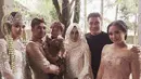 Di tengah kebahagiaan Syahnaz Sadiqah dan Jeje Govinda yang telah resmi menikah, hadir juga Billy Syahputra yang diketahui mantan kekasih Syanaz turut hadir memeriahkan acara tersebut. Selamat berbahagia Syahnaz dan Jeje!  (Foto: Instagram)