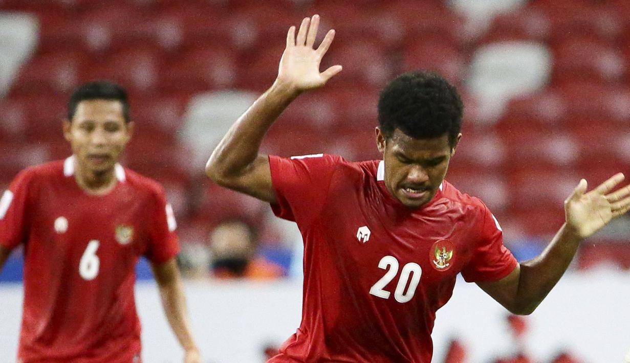 Secara statistik, Thailand begitu superior. Tim berjuluk Gajah Perang itu menmbukukan 67 persen penguasaan bola. Chanathip Songkrasin cs. juga melepaskan 19 tendangan berbanding empat milik Timnas Indonesia. (AP/Suhaimi Abdullah)