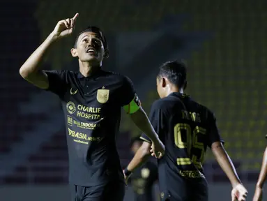 Penyerang PSIS Semarang Hari Nur Yulianto melakukan selebrasi usai mencetak gol ke gawang Barito Putra pada laga Piala Menpora di Stadion Manahan, Solo, Minggu (21/3/2021). Pertandingan berakhir dengan skor 3-3. (Bola.com/M Iqbal Ichsan)
