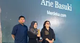 Istri jurnalis foto Merdeka.com Arie Basuki mewakili menerima penghargaan Agrarian Reform Media Awards (ARMA) 2026 di GOR IPSI, Taman Mini Indonesia Indah (TMII), Jakarta, Kamis (24/9/2026). (KLY/Budy Santoso)