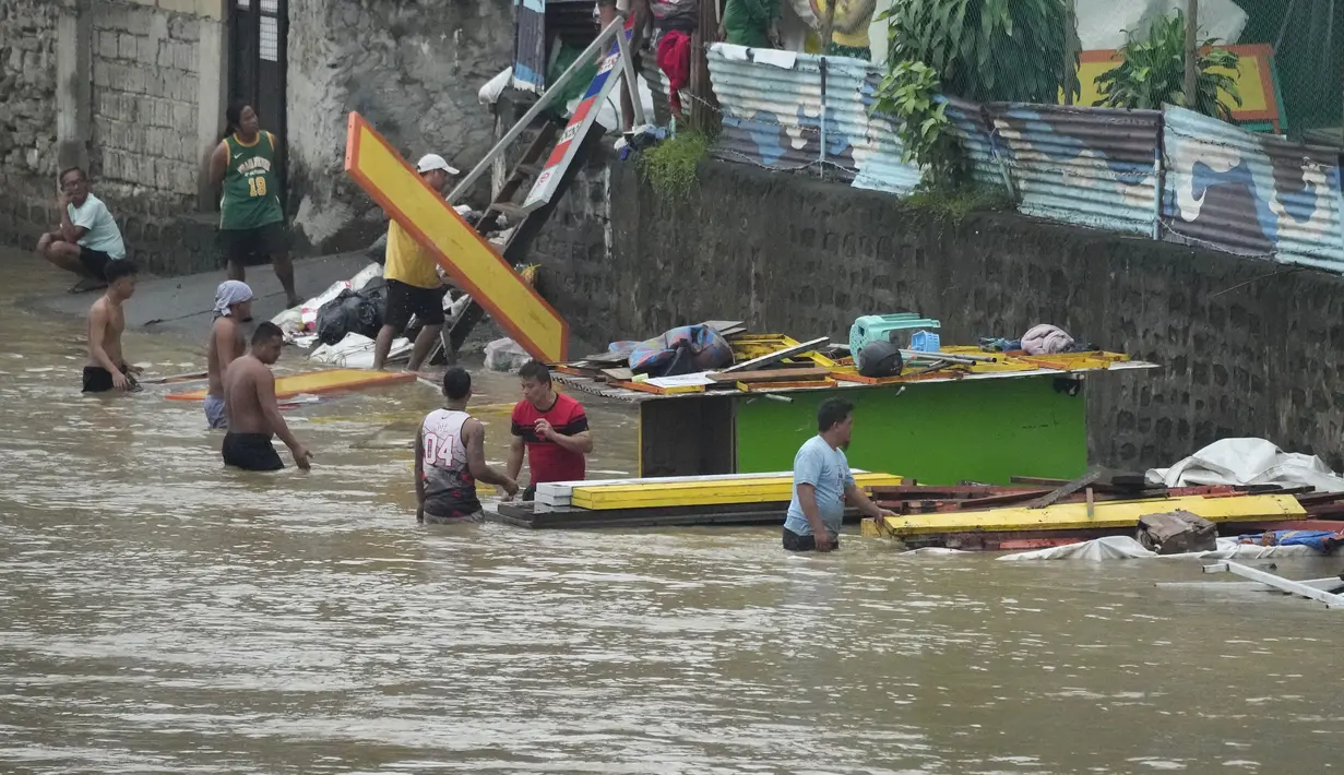 Banjir akibat Topan Doksuri menyebabkan beberapa orang tewas dan membuat ribuan orang mengungsi. (AP Photo/Aaron Favila)