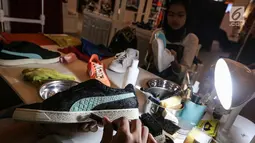 Sebuah sepatu sneaker dibersihkan pada bazar Sneakerpeak Kemang Quatro di Lippo Mall Kemang, Jakarta, Rabu (20/11). Kegiatan yang digelar keempat kalinya berlangsung hingga 25 November 2018. (Liputan6.com/Fery Pradolo)