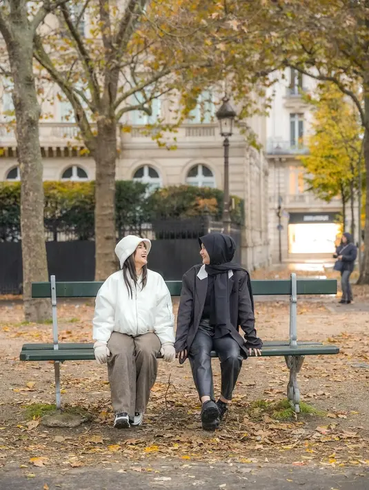 Ia pun melengkapi gaya skenanya dengan sneakers, sling bag hitam dari Gucci dan bucket hat putih [@fuji_an]