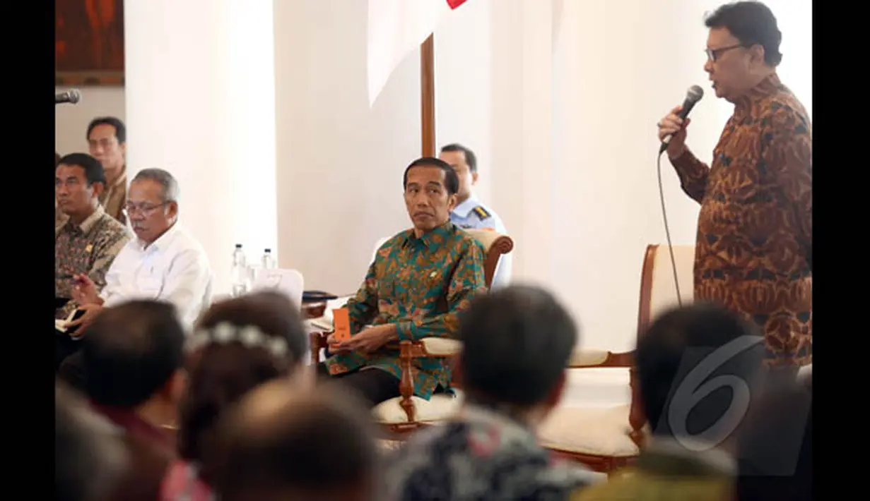 Presiden Joko Widodo menyimak penjelasan Menteri Dalam Negeri, Tjahjo Kumolo (kanan) dalam rapat koordinasi di Istana Bogor, Jawa Barat, Kamis (29/1/2015). (Liputan6.com/Faizal Fanani)