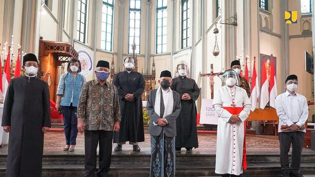 Wapres Ma’ruf Amin bersama Menteri PUPR Basuki Hadimuljono meninjau pembangunan Terowongan Silaturahmi Masjid Istiqlal dan Gereja Katedal Jakarta pada Jumat, (27/8/2021). (Dok Kementerian PUPR)