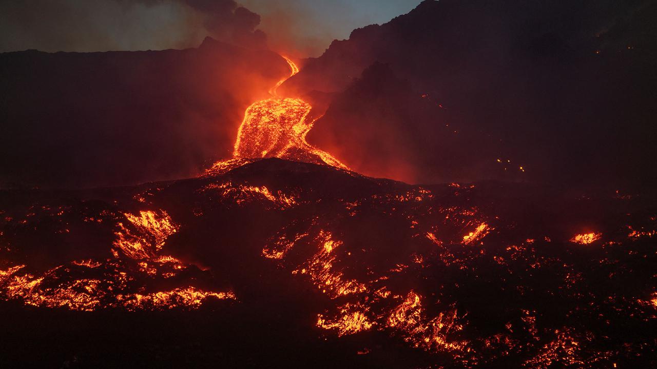 Luncuran Lava Cair Gunung Etna Membentuk Sungai Api Spektakuler
