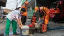Warga membawa wadah untuk mengambil air bersih dari mobil tangki BPBD DKI Jakarta di Gang H Soleh, Cilandak Timur, Jakarta Selatan, Senin (21/9/2026). Sebanyak 5.000 liter air didistribusikan untuk memenuhi kebutuhan warga terdampak kekeringan. (KLY/Budy Santoso)