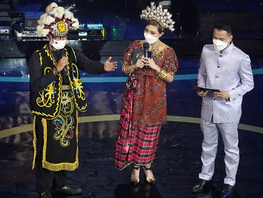 Menteri Pariwisata dan Eknomi Kreatif Sandiaga Salahuddin Uno (kiri) memberi sambutan pada Anugerah Desa Wisata Indonesia (ADWI) 2021 di Jakarta, Selasa malam (7/12/2021). ADWI 2021 yang diikuti 1.831 desa wisata bertajuk "Indonesia Bangkit”. (Liputan6.com/Fery Pradolo)