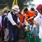 Gubernur Jabar Ridwan Kamil didampingi Wabup Garut Helmi Budiman memberikan paket tas sekolah bagi anak-anak korban terdampak banjir di Kampung Cikarokrok, Desa Sukasenang, Kecamatan Banyuresmi. (Liputan6.com/Jayadi Supriadin)