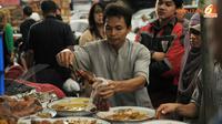 Masakan khas dari Padang juga tidak lepas dari serbuan para pemburu kuliner di Pasar Bendungan Hilir Jakarta pada Kamis 11 Juli 2013. (Liputan6.com/Helmi Fithriansyah)