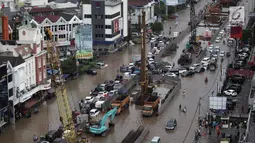 Sejumlah kendaraan terjebak banjir di Jalan Boulevard Barat Raya, Kelapa Gading, Jakarta Utara, Kamis (15/2). Hujan lebat yang mengguyur Jakarta sejak pagi hingga sore mengakibatkan sejumlah wilayah terendam banjir. (Liputan6.com/Arya Manggala)