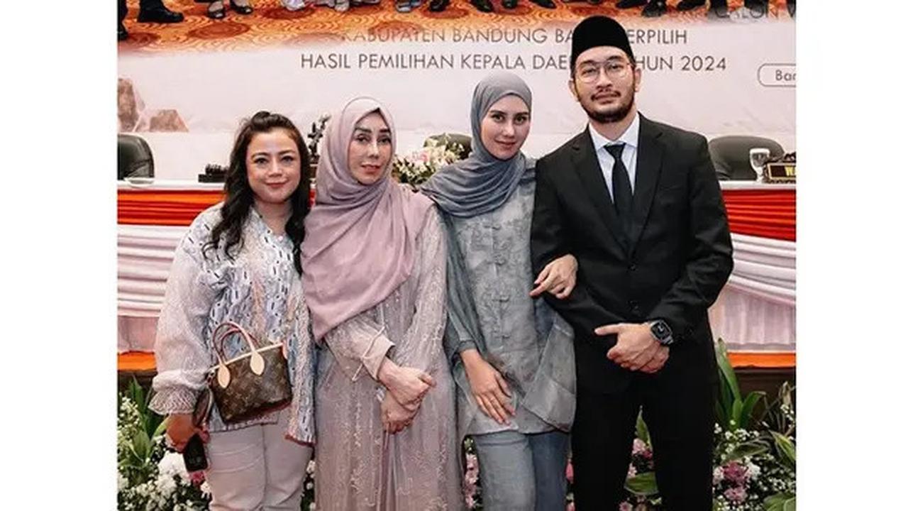 6 Potret Syahnaz dan Amy Qanita Dampingi Jeje Govinda di Penetapan Bupati Terpilih