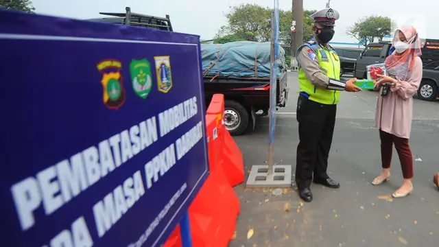 BTN Peduli Bagikan Makanan dan Hand Sanitizer ke Petugas PPKM