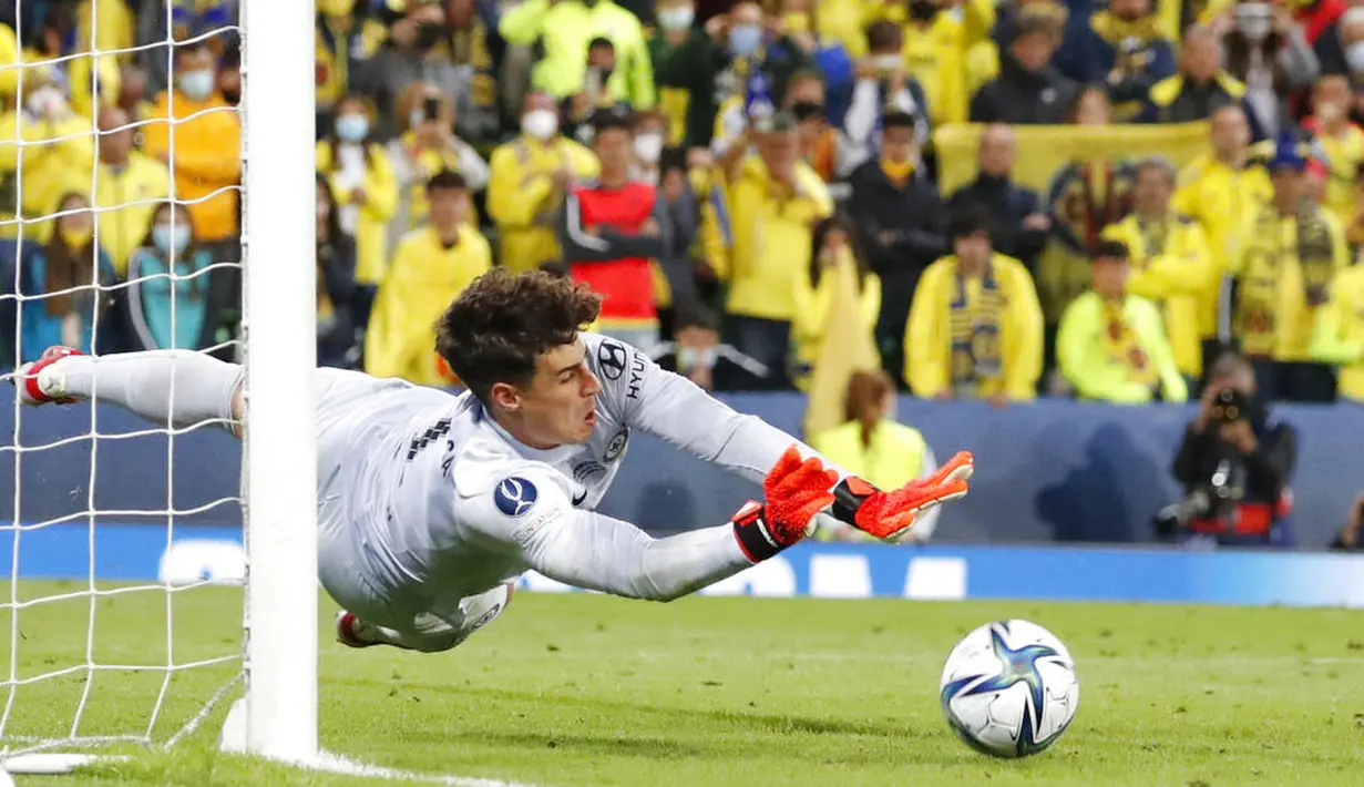 Pada adu penalti, dua penendang Villarreal gagal menuntaskan tugas. Sementara Chelsea hanya gagal satu penendang sehingga mereka memenangkan babak tos-tosan tersebut dengan skor 6-5. (Foto: AP/Peter Morrison)