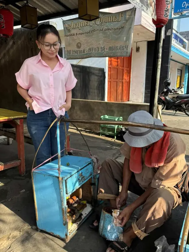 Rossa tampak sedang menunggu pesannya. [@itsrossa910]