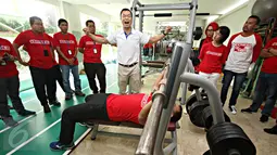 Salah satu peserta mencoba alat fines saat pelatihan Exercise is Medicine (EIM) untuk para dokter di Senayan, Jakarta, Kamis (26/11/2015). EIM mendorong para dokter untuk menjadikan olahraga sebagai resep untuk pasien. (Liputan6.com/Immanuel Antonius)