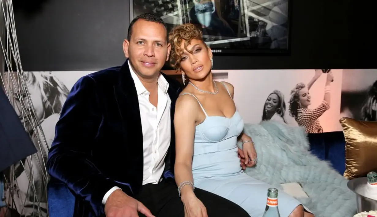 JLo dan A-Rod terlihat mesra saat berada di Gues Spring 2018 Campaign Reavel pada 31 Januari. (Rachel Murray/Getty/USMagazine)