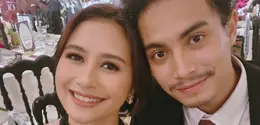Prilly Latuconsina hadir bersama kekasihnya, Omara. Prilly pun tampil cantik dibalut long dress hitam halteneck blink-blink. Omara pun terlihat rapi dengan setelan jas hitam lengkap mengenakan dasi dan kemeja putih. [@prillylatuconsina96]