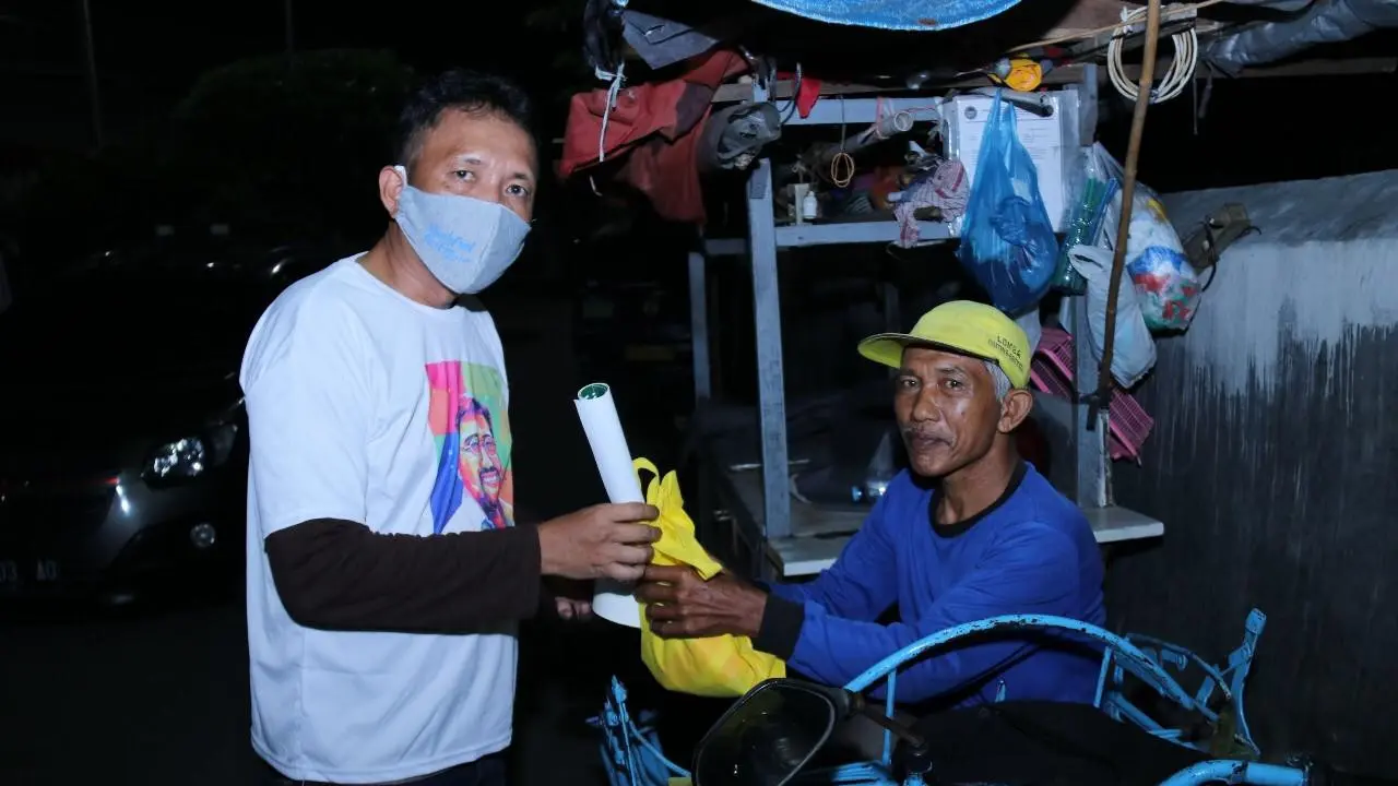 Relawan Cak Machfud membagikan paket sahur untuk warga Surabaya