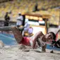 Ekspresi Atlet Lompat Jauh Indonesia, Maria Natalia Londa saat mendarat dalam mengikuti laga nomor triple jump putri SEA Games di Stadium Bukit Jalil, Malaysia, Rabu (23/8). Maria Natalia Londa berhasil meraih medali perak. (Liputan6.com/Faizal Fanani)