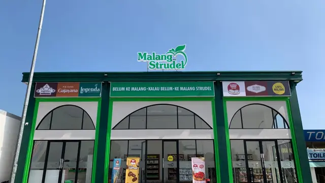 Teuku Wisnu mengembangkan bisnis oleh-olehnya yang terkenal di Malang, Jawa Timur, yaitu Malang Strudel.
