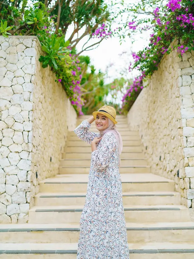 6 Potret Manis Intan Nuraini Saat Tunjukkan Lesung Pipi Ini Menawan