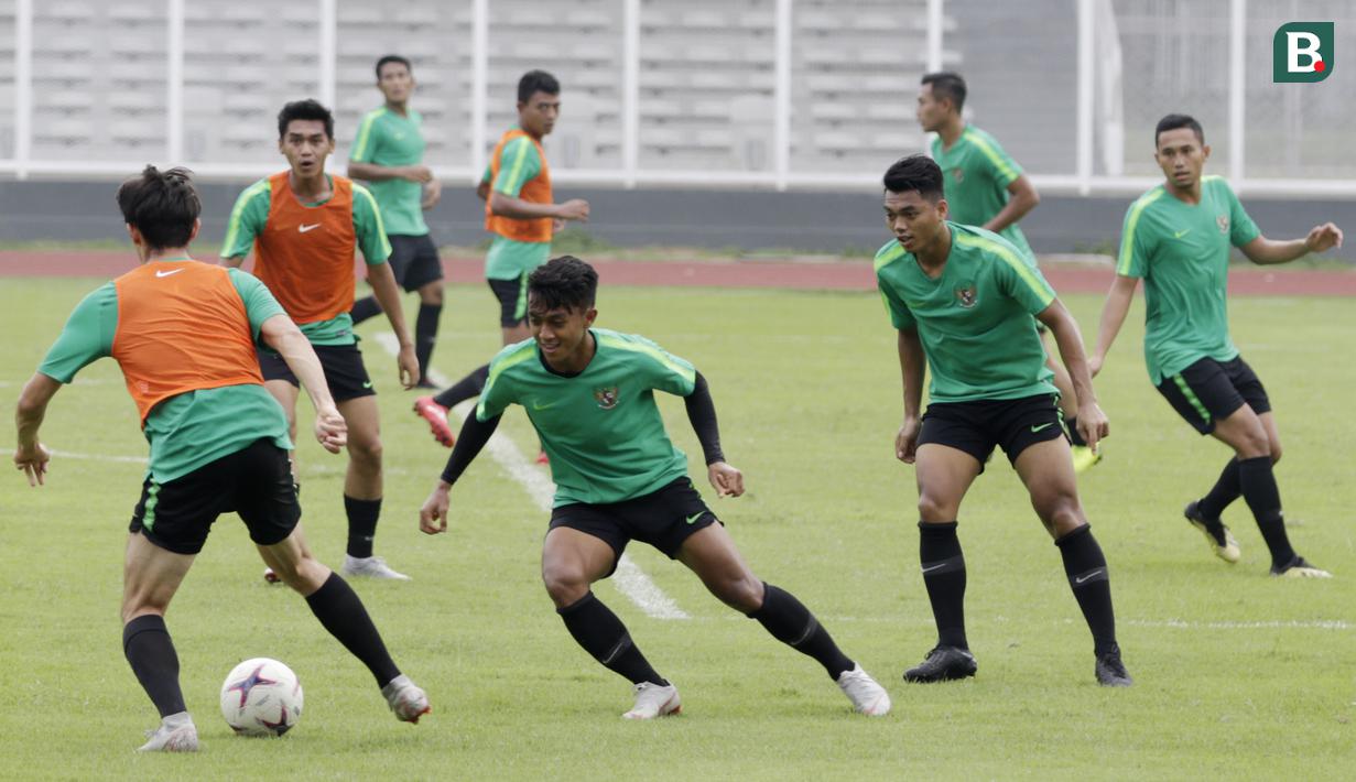 Pemain Timnas Indonesia, Febri Hariyadi, menggiring bola saat latihan di Stadion Madya Senayan, Jakarta, Rabu (21/11). Latihan ini persiapan jelang laga Piala AFF 2018 melawan Filipina. (Bola.com/M. Iqbal Ichsan)