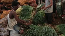 Pedagang memilah daun bawang dagangannya di Pasar Induk Kramat Jati, Jakarta, Selasa (22/12). Jelang Natal dan tahun baru, harga sayur mayur dan beberapa kebutuhan pokok lainnya di beberapa pasar di Jakarta merangkak naik. (Liputan6.com/Angga Yuniar)