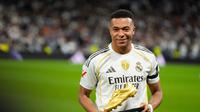 Pemain Real Madrid, Kylian Mbappe, berpose dengan trofi Sepatu Emas sebelum pertandingan La Liga Spanyol&nbsp;melawan Valencia di Santiago Bernabeu, Spanyol, Sabtu (1/11/2025). (AP Photo/Manu Fernandez)