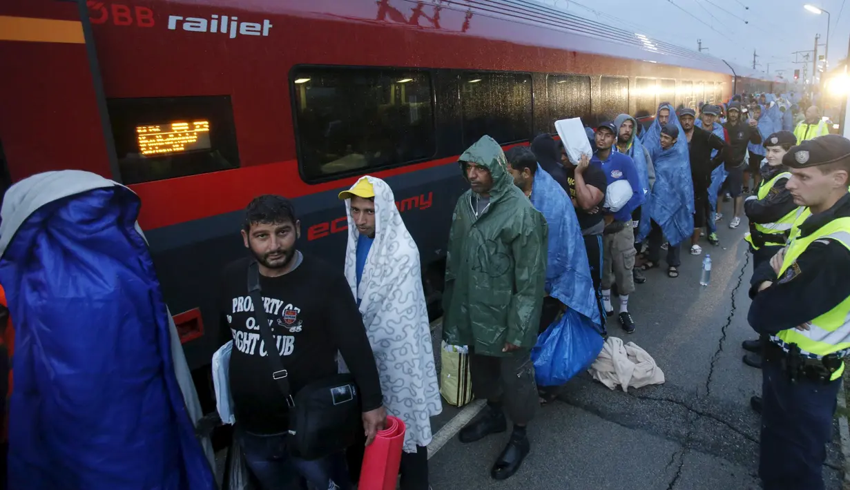 Ribuan imigran tiba di Stasiun Nickelsdorf, Austria, Sabtu (5/9/2015). Sekitar 2.000 imigran menembus Austria setelah pemerintah Hungaria mengizinkan para pencari suaka ke negara selanjutnya. (REUTERS/Heinz-Peter Bader)